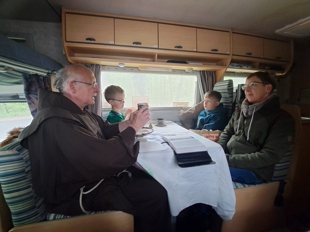 Auf dem Klostermarkt bietet Bruder Gabriel Gespräche an – über Gott und die Welt.

Foto: Bruder Gabriel