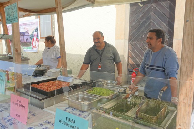 Auf dem Foto sieht man den Stand der Kopten aus Brenkhausen, an dem Gyros & Falafel verkauft wird.

Foto: Koptisches Kloster Brenkhausen, D. Rustica