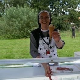 Sr. Laetitia mit einem Eis in der Hand.

Foto: LWL